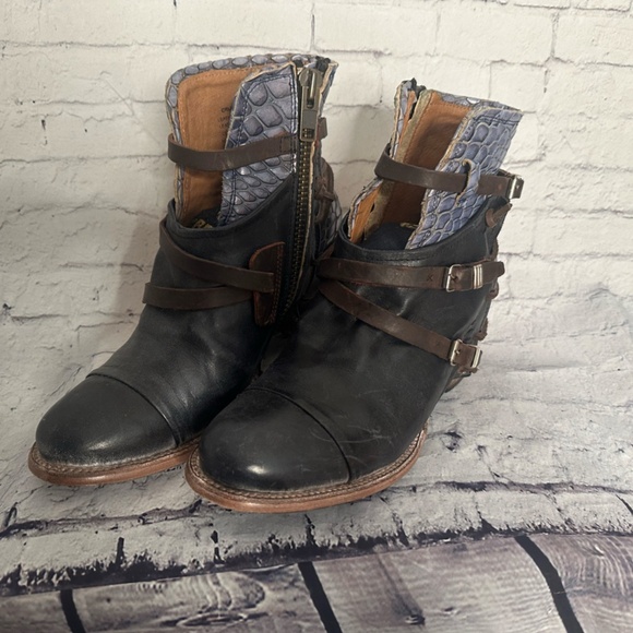 FreeBird Crue Booties - Picture 2 of 6